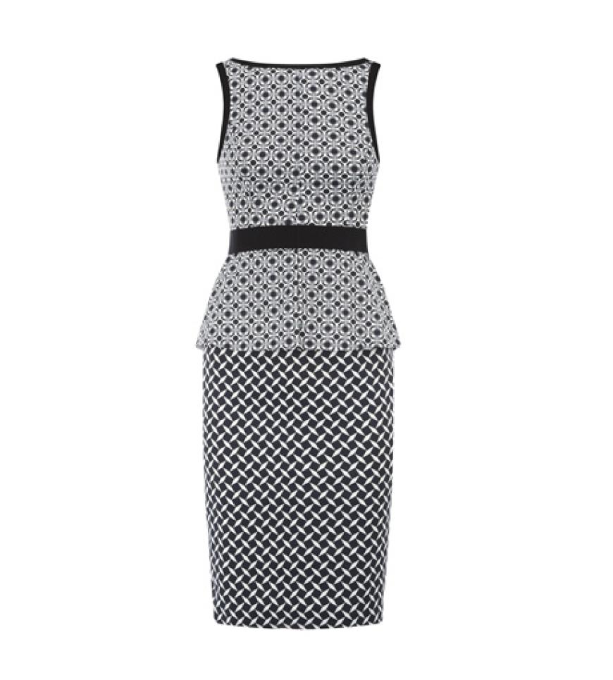 Trend hoch zwei: Grafik-Dress mit angenähtem Schößchen von Karen Millen, ca. 210 Euro