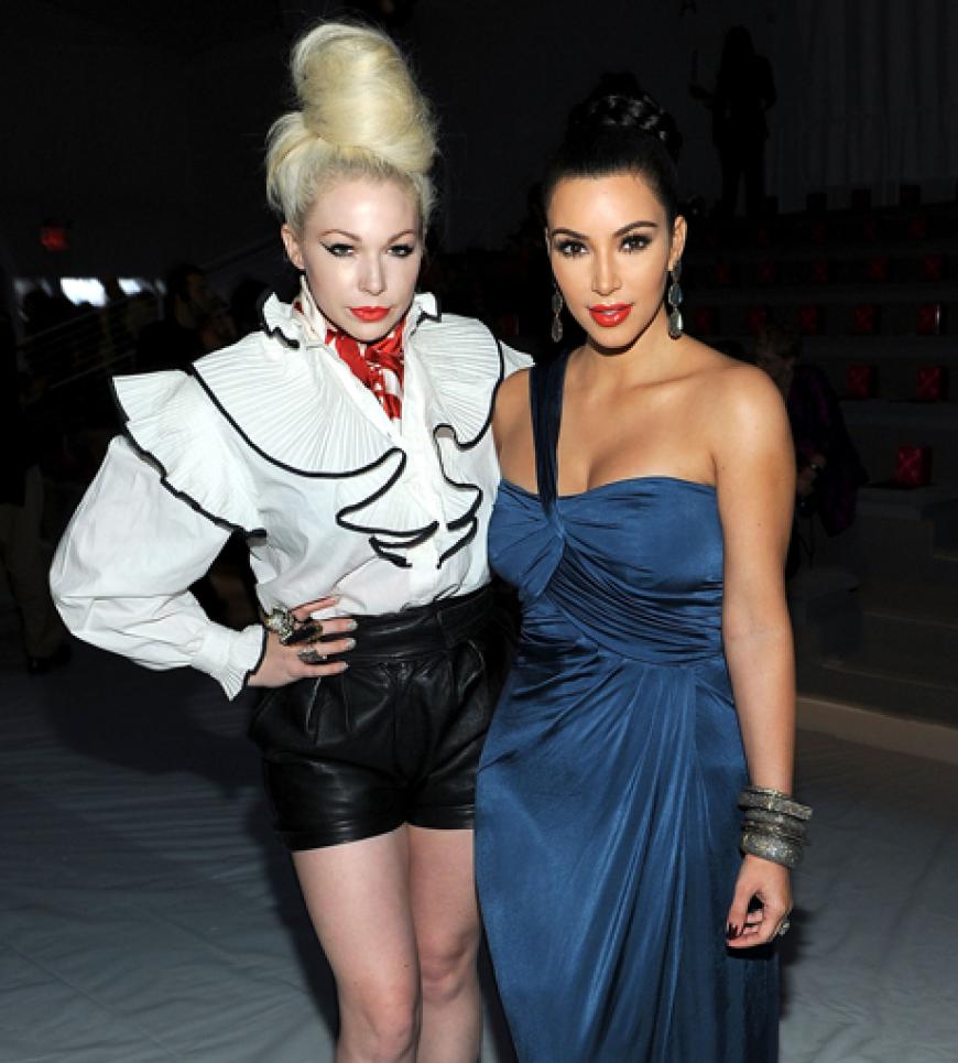 Kim Kardashian post mit Model