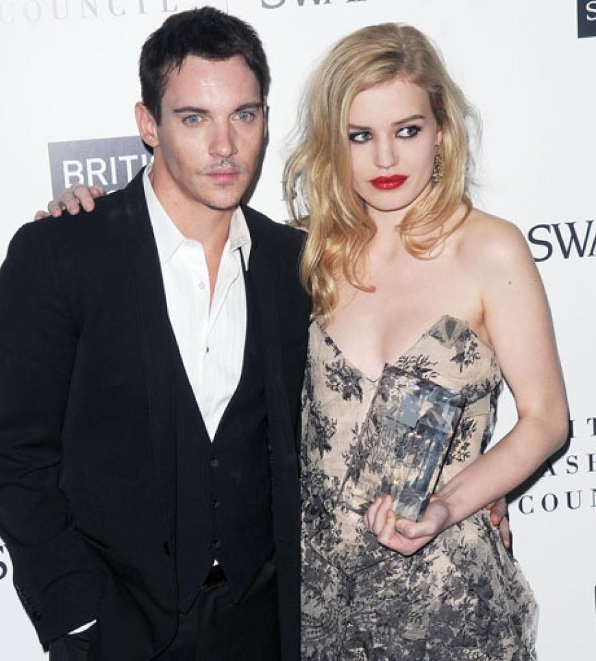 Schauspieler Jonathan Rhys Meyers posiert zusammen mit Giorgia May Jagger, der kleinen Tochter von Mick Jagger und Jerry Hall