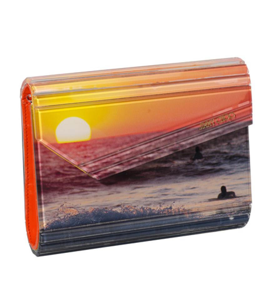 Schöner als jede Postkarte! Hartschalen-Clutch von Jimmy Choo, ca. 550 Euro
