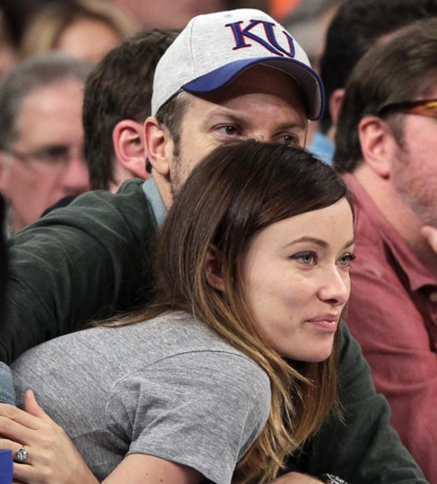 Ganz verliebt schmiegt sich Olivia Wilde an ihren Verlobten Jason Sudeikis an. Das Paar sah sich im Madison Square Garden das Spiel der New York Knicks gegen die Toronto Raptors an. Das Spiel gewannen übrigens die Knicks mit 110 zu 84