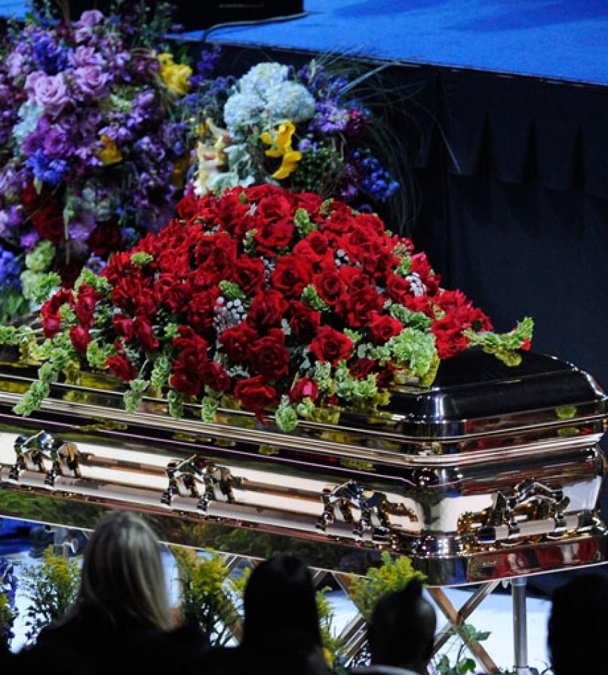 Der goldene Sarg von Michael Jackson ist mit roten Rosen geschmückt