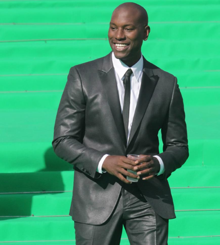 Transfrormer-Darsteller Tyrese Gibson ganz schick im grauen Anzug