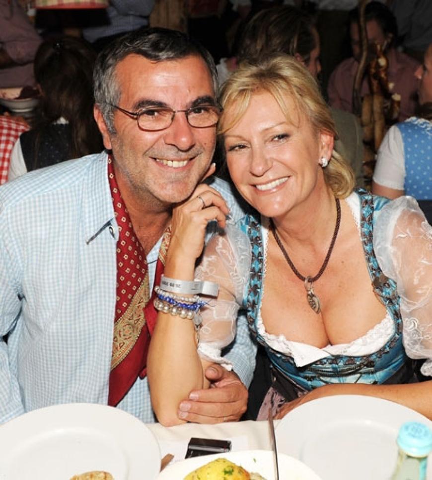 Sabine Christiansen und ihr Mann Norbert Medus posieren verliebt für die Fotografen