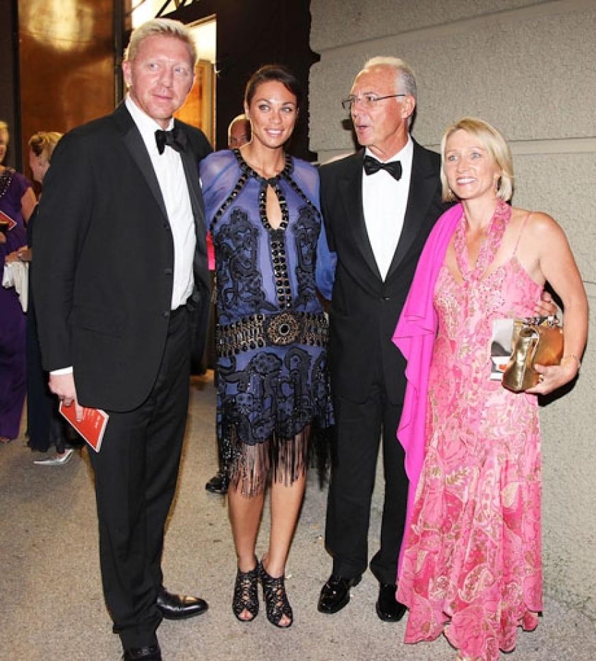 Franz Beckenbauer und seine Frau Heidi hatten sich die Überraschung für die frischgebackenen Eheleute ausgedacht
