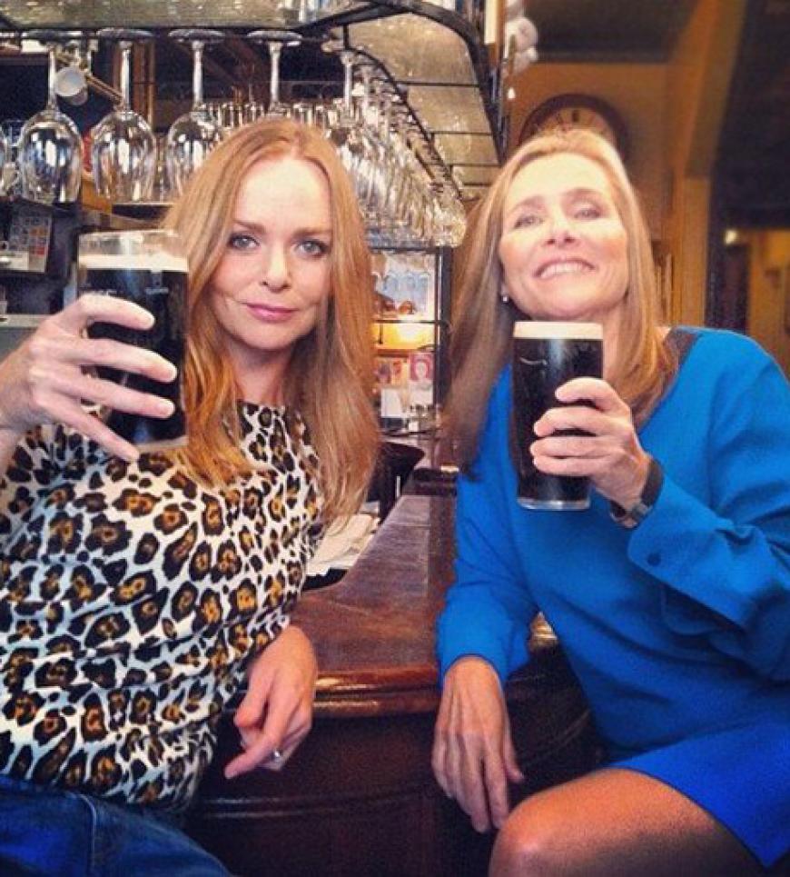 Prost! Designerin Stella McCartney braucht zwischendurch ein frische Abkühlung in einer Bar