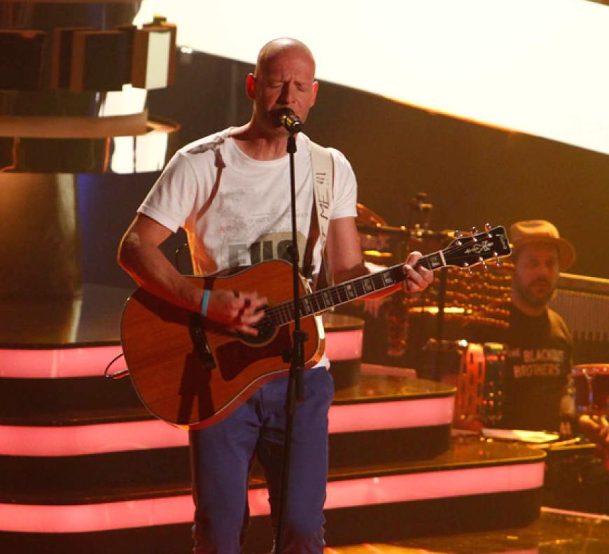 Für die Rocknummer gibts vier Buzzer! Dabei war Marcel Beuter nur wegen einer verlorenen Poker-Wette da ... Team BossHoss, für die der 38-Jährige nun singt, dürfte das egal sein