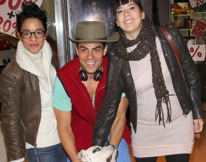 Familienbesuch am Flughafen in Hamburg: Silva Gonzalez (HotBanditoz), Hund Thor und seine Geschwister Anna Else und Carla