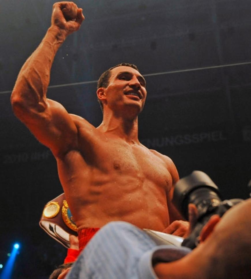 Wladimir Klitschko in Siegerpose - Die Fans auf Schalke jubeln
