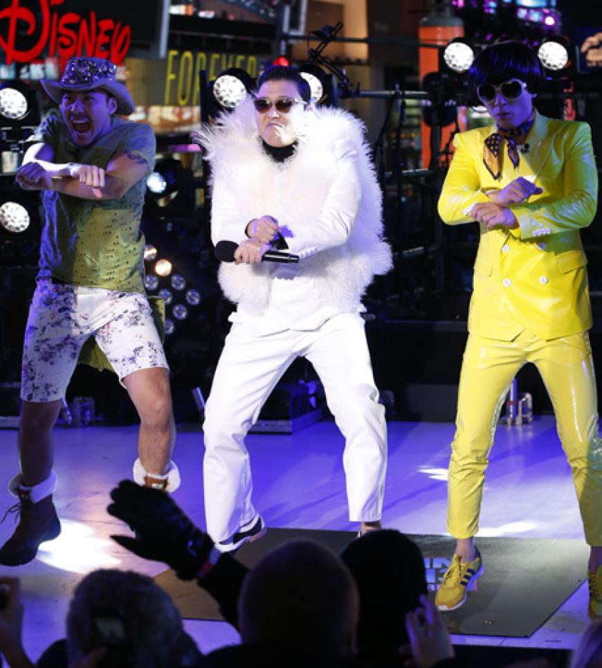 Newcomer Psy durfte in New York auch nicht fehlen und performte ein letztes Mal im Jahr 2012 seinen berühmten