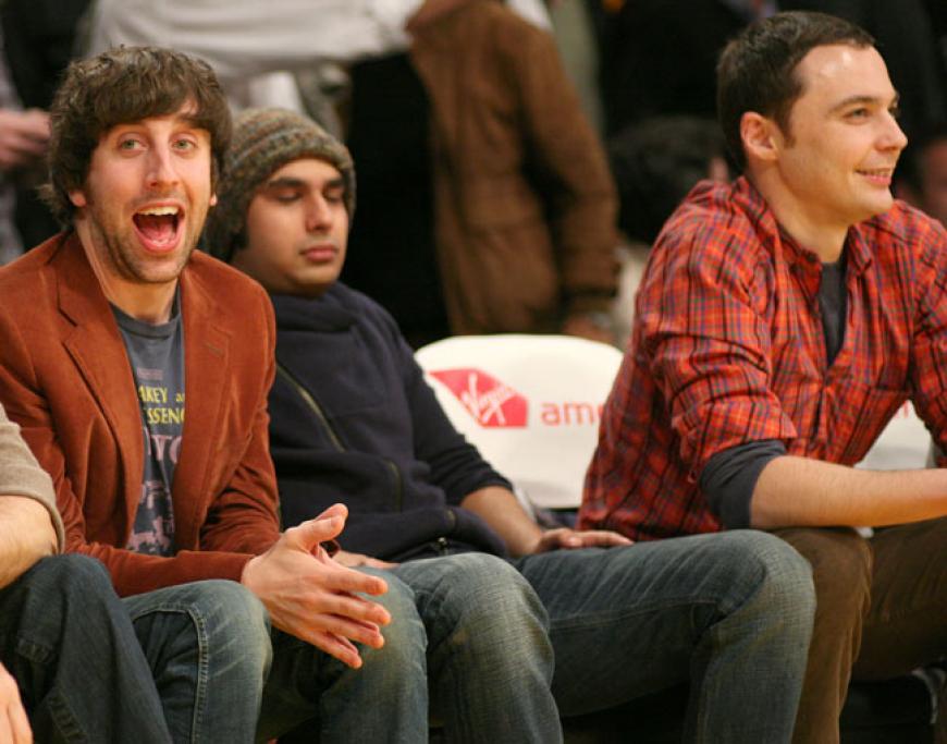 Drei der Jungs bei einem Basketballspiel. Sie verbrinegn auch fernab vom Set gerne Zeit miteinander