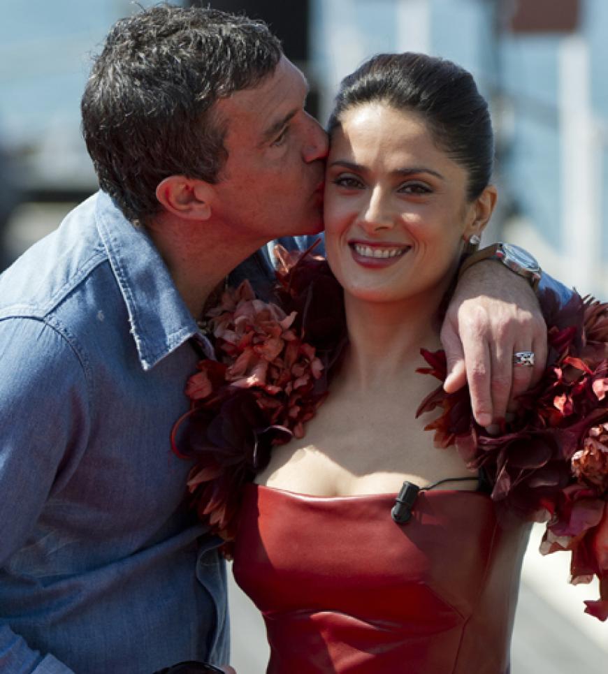 Antonio Banderas gibt seiner Schauspiel-Kollegin Salma Hayek einen dicken Schmatzer ...