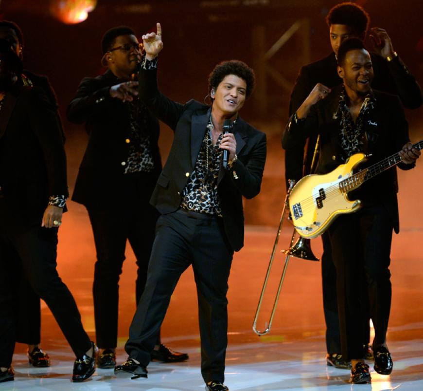 Bruno Mars heizt dem Publikum und den Kandidatinnen ordentlich ein