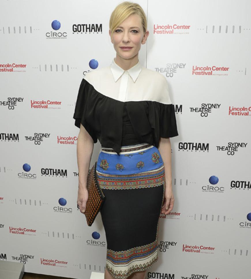 Ganz ehrlich: Der Rock von Schauspielerin Cate Blanchett ist wirklich traumhaft schön. Die zweifarbige Oversize-Bluse sollte dagegen ganz schnell in die Altkleidersammlung wandern.