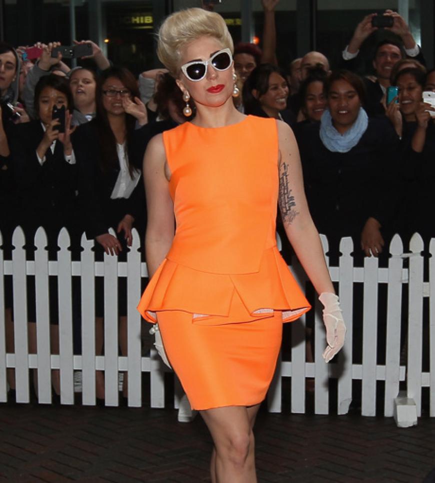 Lady Gaga bekennt Farbe: hier in einem Kleid von Antonio Berardi