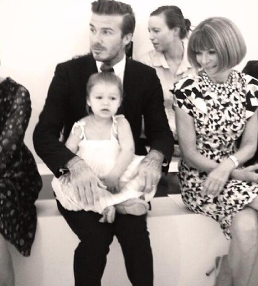 Front Row mit zwei Jahren. Harper Seven Beckham war der eigentliche Hingucker der Show