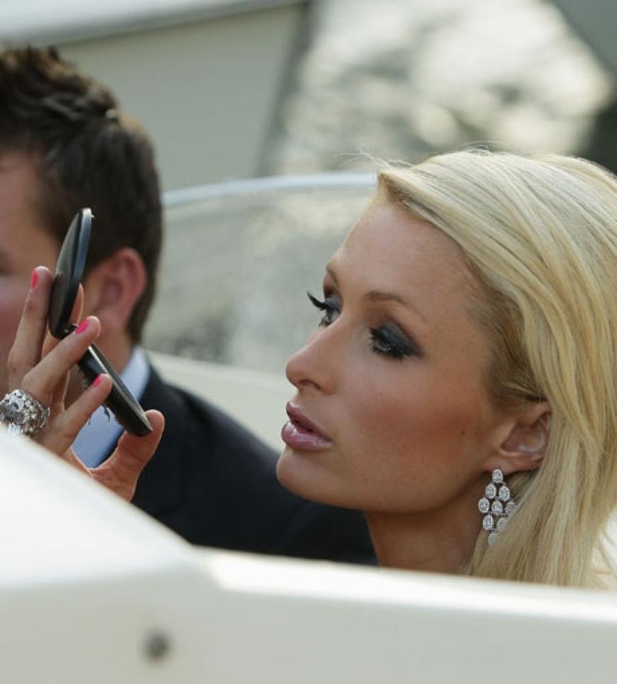 Noch etwas nachschminken: Paris Hilton hübscht sich im Wassertaxi etwas auf