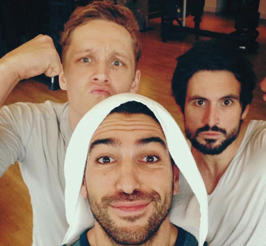 Elyas M'Barek posiert mit Matthias Schweighöfer und Tom Beck