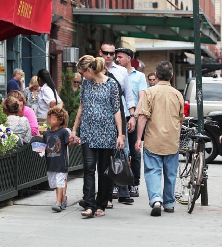Heidi ist mit ihren Kindern Henry, Johan und Leni in New York unterwegs