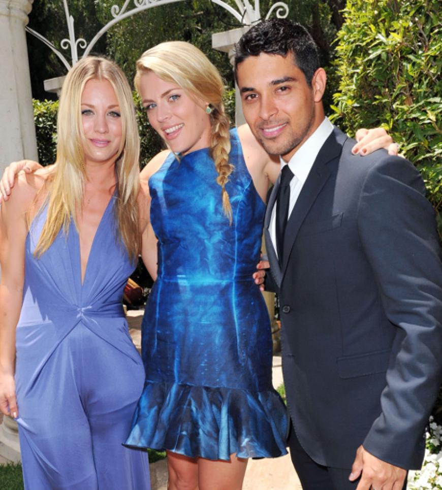Kaley Cuoco, Busy Philipps und Wilmer Valderrama posierten gemeinsam für die Kameras