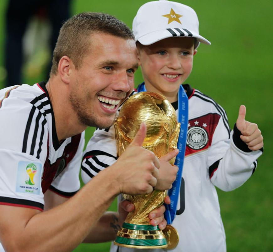 Soooooo süß! Lukas Podolski zeigte sich mit seinem Söhnchen Louis und spätestens dann waren alle Herzen erweicht. Der Kleine durfte auch mal Weltmeister üben