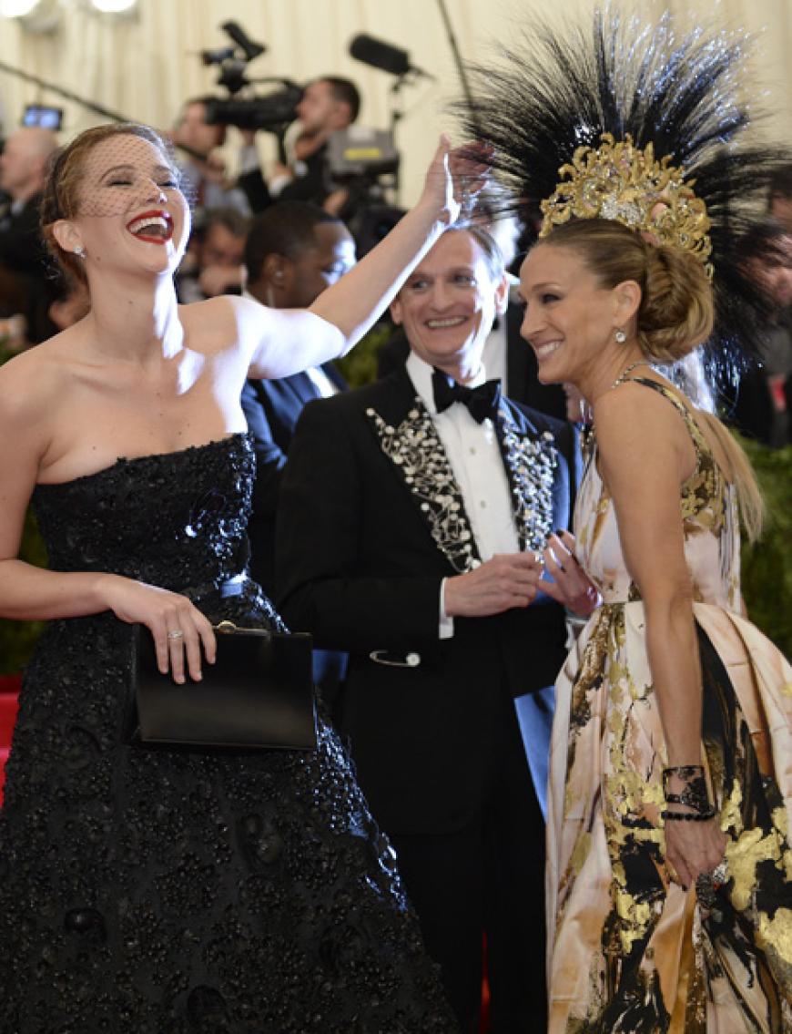 Jennifer Lawrence amüsiert sich über die Kopfbedeckung von Sarah Jessica Parker