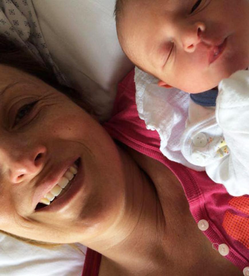 Roberta und ihr Baby Nenna sehen so zufrieden aus Roberta und ihr Baby Nenna sehen so zufrieden aus