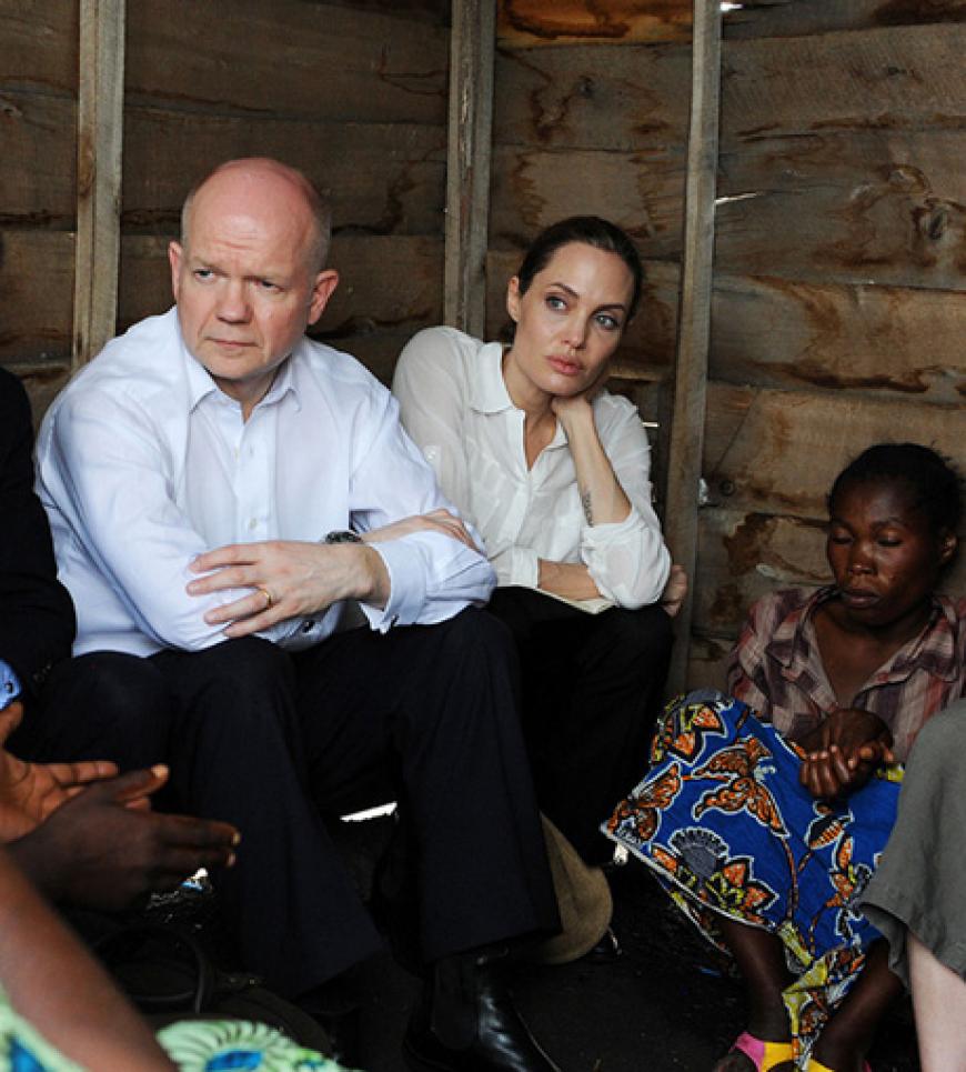 Sie spricht gemeinsam mit William Hague, dem britischen Auslandssekretär mit den Menschen aus dem Kongo über ihre Erfahrungen
