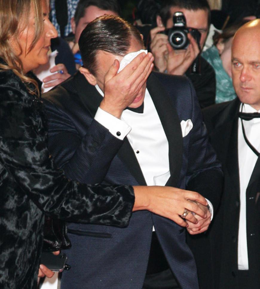 Schock: Hauptdarsteller Daniel Craig bricht zusammen und muss von den Bodyguards gestützt werden. Was ist passiert?