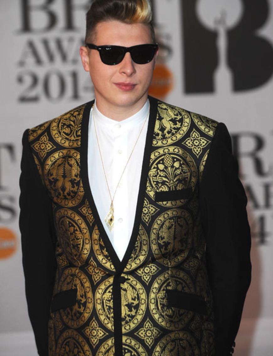 Stylisch: John Newman mit Elvis-Locke