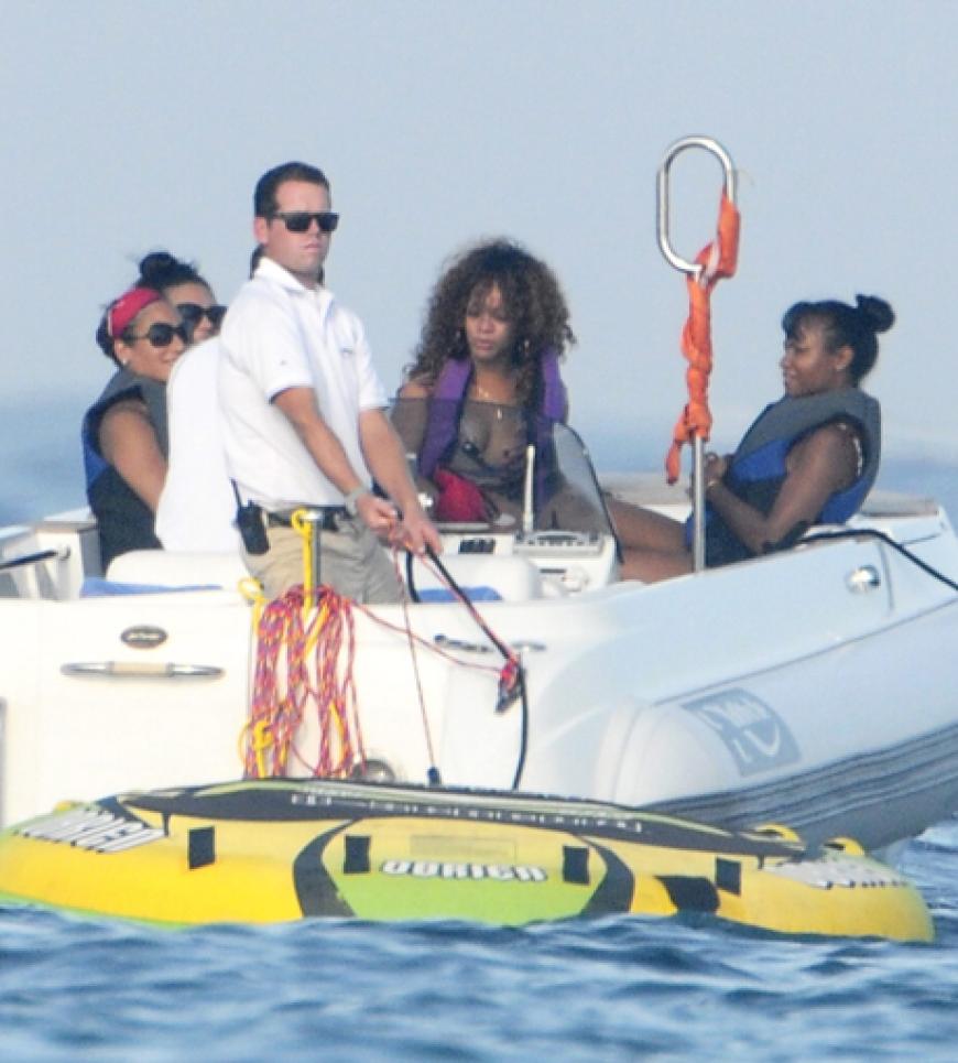 Ein bisschen Bootfahren, zum Beispiel. Rihanna fährt mit einem kleinen Bötchen auf Meer hinaus