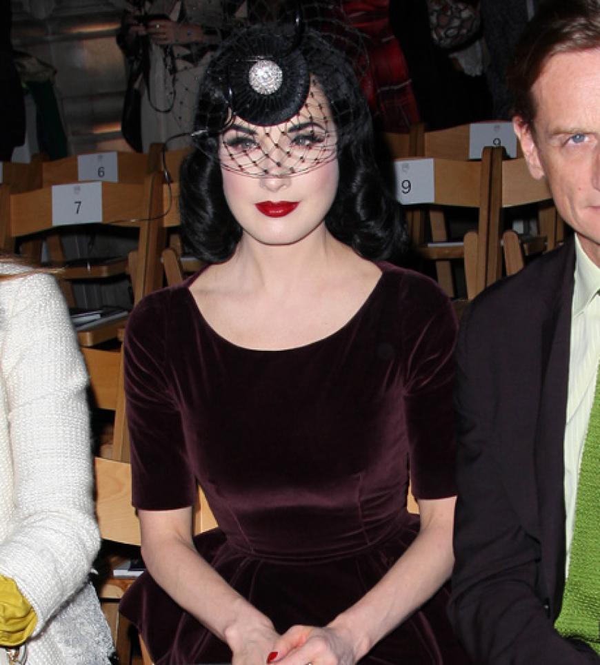 Ein hübsches Hütchen hatte sich auch Dita Von Teese bei der Show von Philip Treacy aufgesetzt