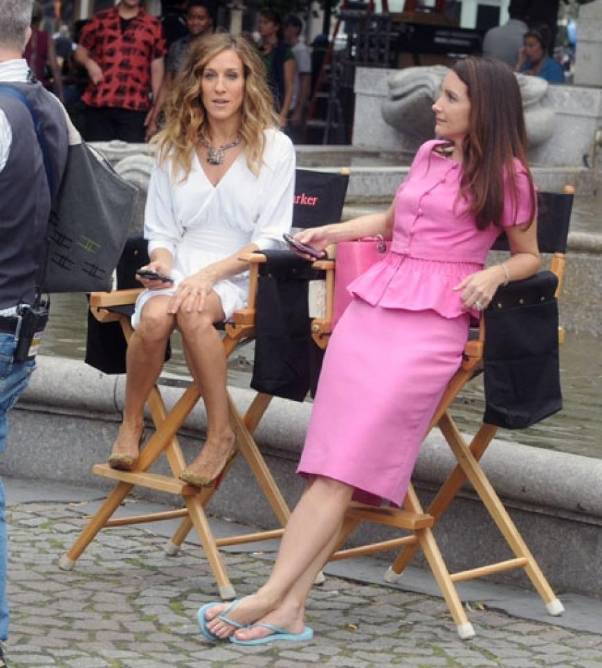 Pausen müssen sein! Kristin Davis und Sarah Jessica Parker entspannen sich von den Dreharbeiten. Und bitte beachten! Kristin Davis hat ihre High Heels gegen bequeme Flip-Flops getauscht