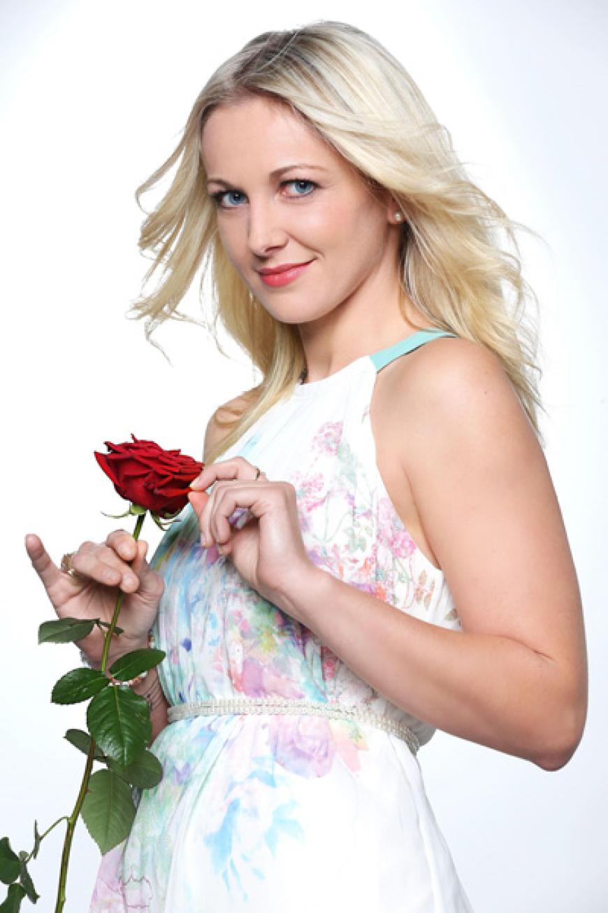 Yvonne: Die gelernte Sozialversicherungsfachangestellte und Bachelor-Kandidatin Yvonne wurde 1984 in Polen geboren und kam im Alter von drei Jahren nach Deutschland. Heute lebt die intelligente Blondine in Dortmund. Nachdem sie ihre Ausbildung erfolgreich abgeschlossen hat, ist sie mittlerweile als Reha-Managerin im Innendienst tätig. Zu ihren größten Leidenschaften gehört die Musik