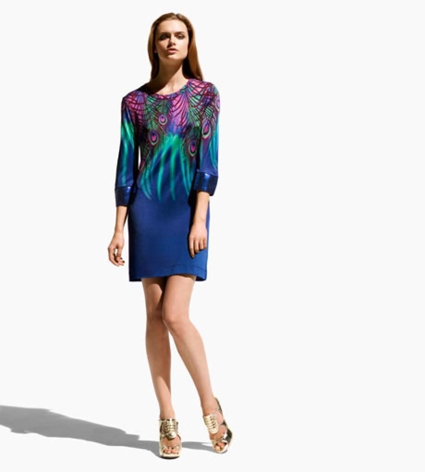 Das Kleid mit Pfauenprint ist für 70 Euro zu haben