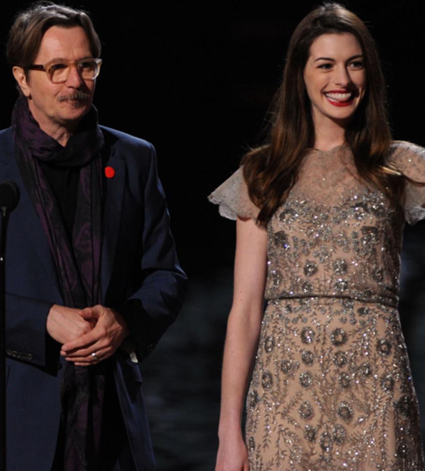 Anne Hathaway und Gary Oldman