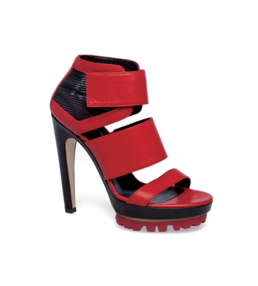 Hoch hinaus und trotzdem fest am Boden: Sandalen von Vic Matié, ca. 340 Euro