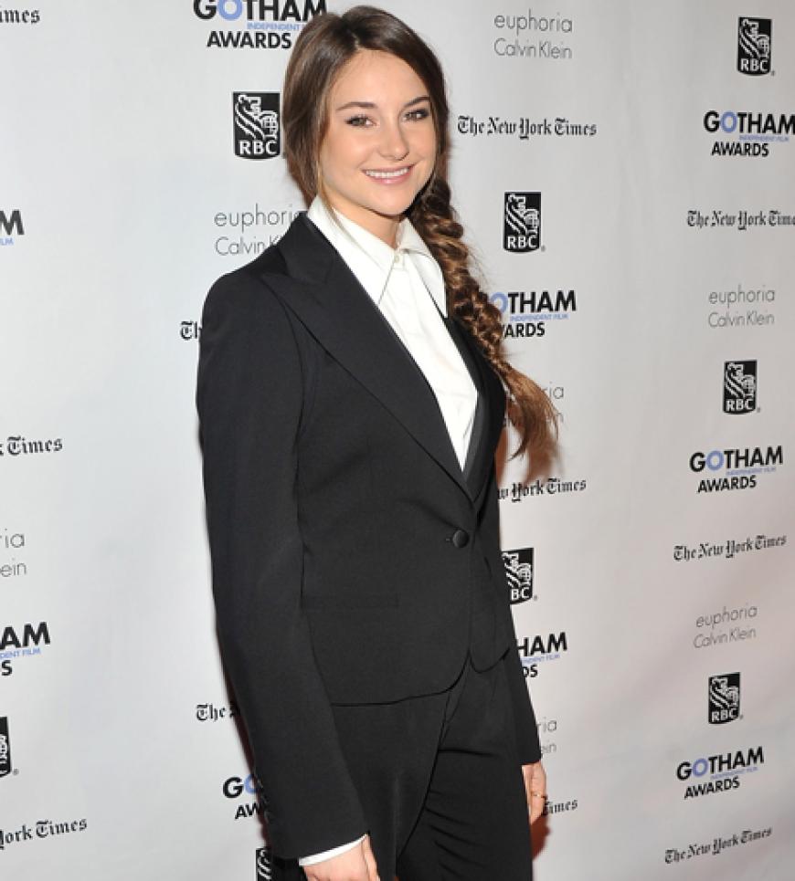 Schwarz auf Weiß: Shailene Woodley im klassischen Anzug