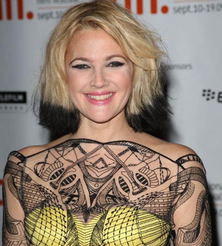 Drew Barrymore bei den Internationalen Filmfestspielen in Toronto. Nicht nur ihre sonderbare Frisur bringt uns ins Stutzen ...