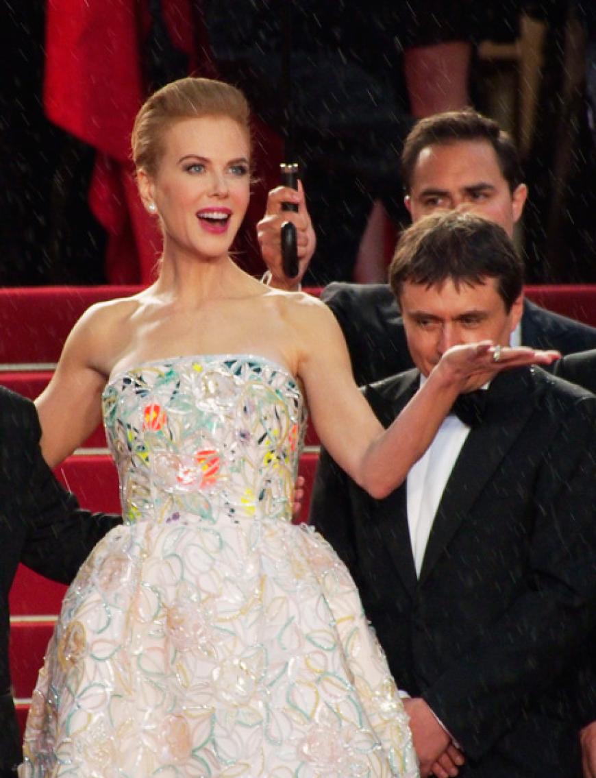 Na, was ist denn das? An der sonnenverwöhnten Côte d'Azur regnete es doch tatsächlich zur feierlichen Eröffnung. Nicole Kidman war entzückt!