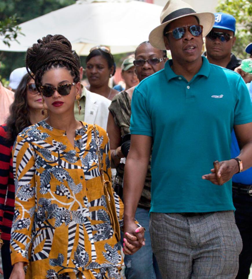 Lässig: Beyoncé Knowles und Jay-Z flanieren durch Havanna. Und der Rapper zeigt dabei sein Gespür für Kultur: mit Strohhut und echer Zigarre ist er auf Sightseeing-Tour
