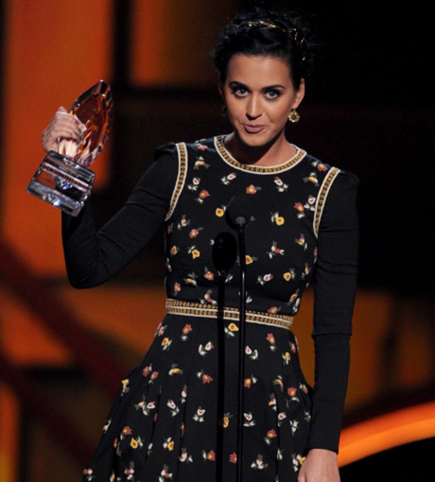 Popsternchen Katy Perry wurde zur beliebtesten Künstlerin. Außerdem durfte sie sich über den Sieg in den Kategorien 'Bester Popkünstler', 'Bestes Musikvideo' (für 'Part of Me') und 'Beste Musik-Fangemeinde' freuen