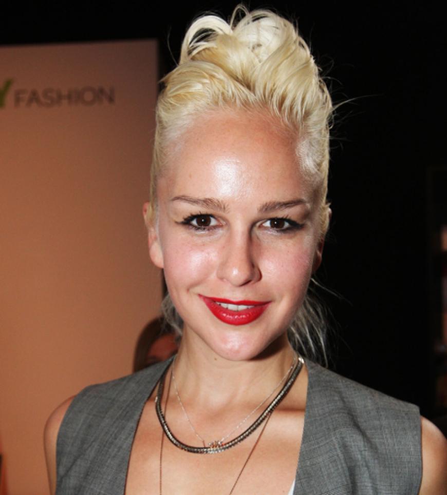 Esther Seibt kommt zur Show von Designer Dimitri