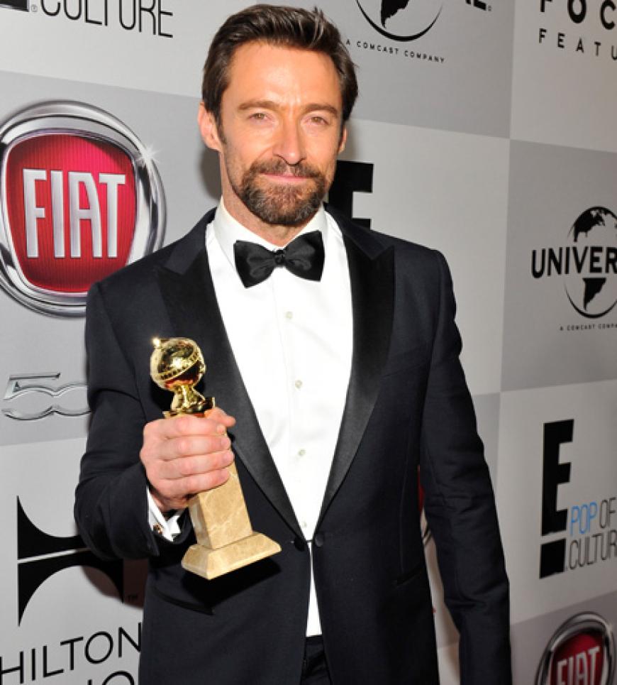 Hugh Jackman hält stolz seinen Preis in die Kameras