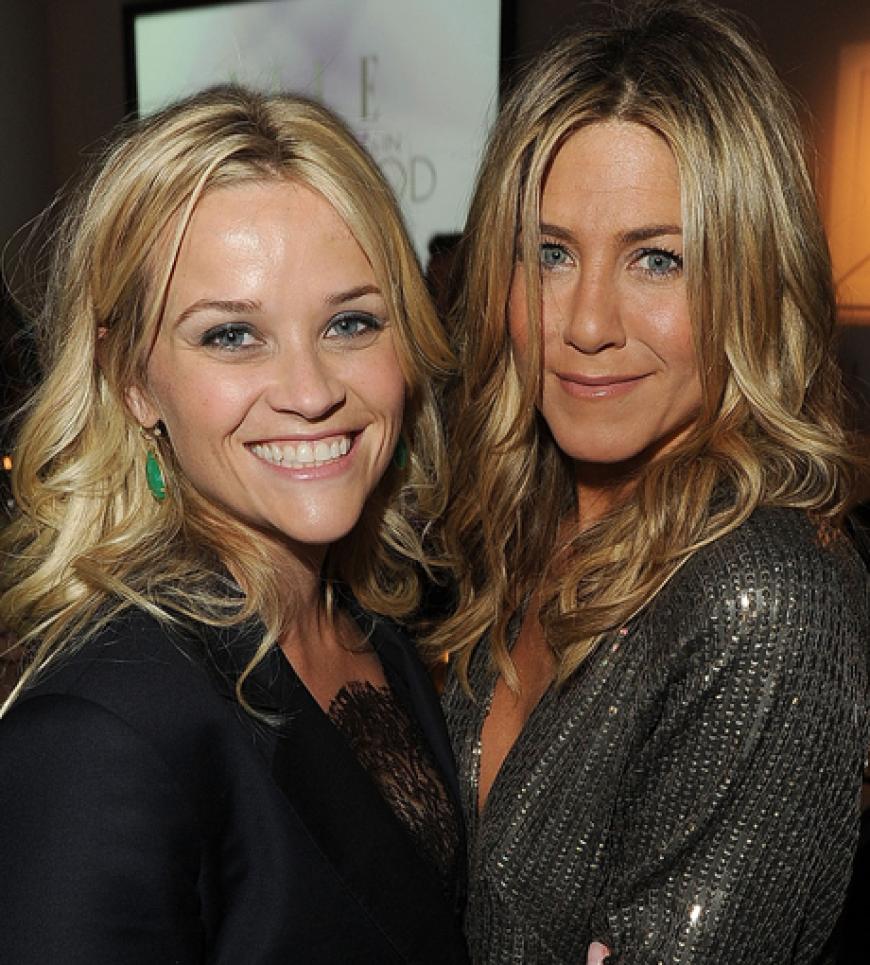 Preisträgerin Jennifer Aniston wurde Backstage von Kollegin Reese Witherspoon beglückwünscht
