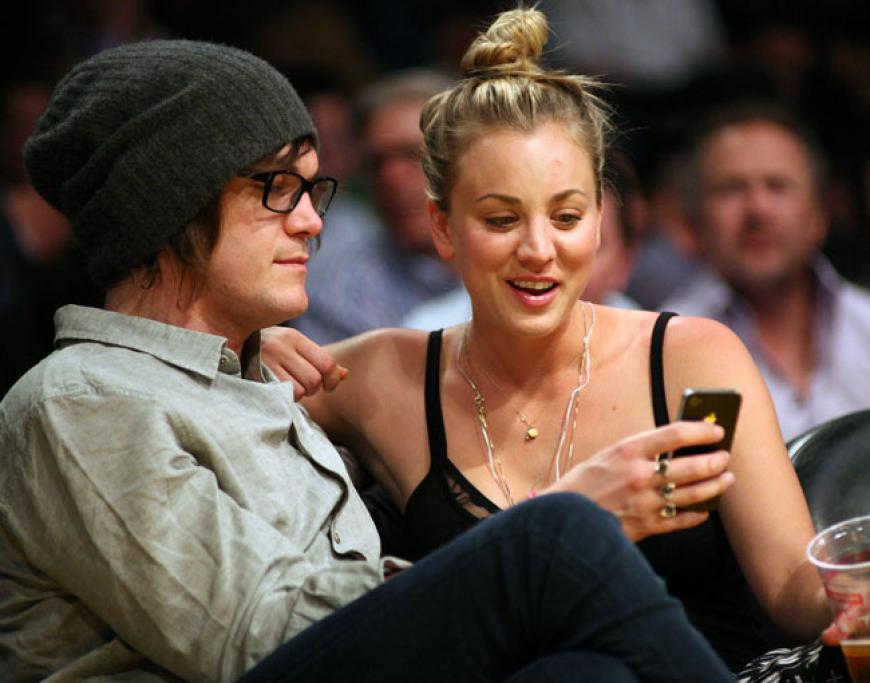 Kaley Cuoco mit einem Freund bei einem Basketballspiel. Auch privat ist sie eine natürliche Schönheit