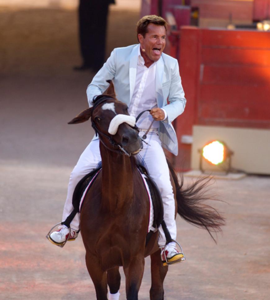 Pop-Titan Dieter Bohlen ritt auf einem Pferd in die Arena