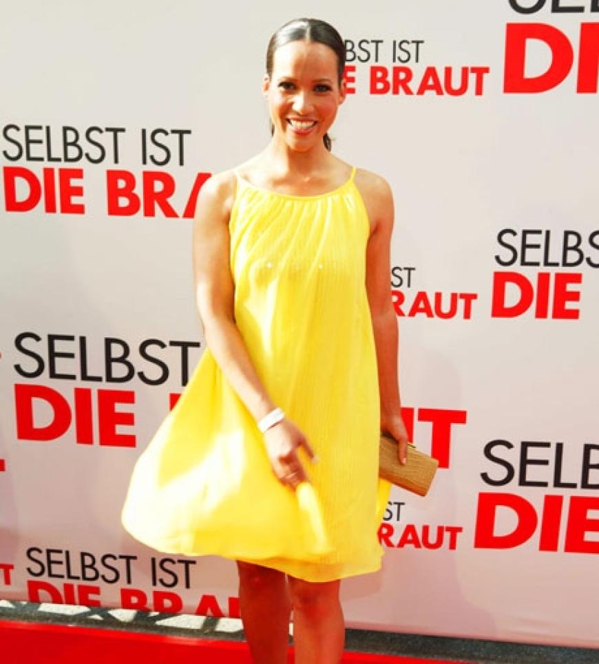 Ihr quietschgelbes Kleid machte richtig gute Laune