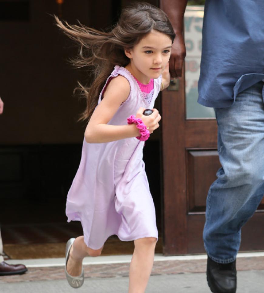 Was für ein Wirbelwind! Suri Cruise zusammen mit Papa Tom Cruise in New York am 12.06.12