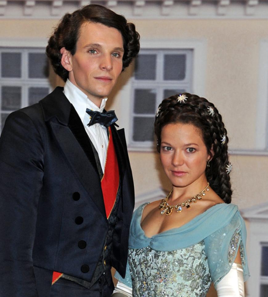 Schauspieler Sabin Tambrea als König Ludwig II. und Hannah Herzsprung als